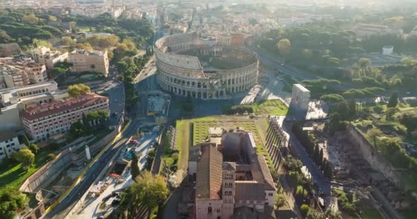 意大利罗马的帕拉廷圣殿和竞技场的空中景观 一座游客和历史纪念碑 城市景观中有圆形剧场和古老的废墟 高质量的4K镜头 — 图库视频影像
