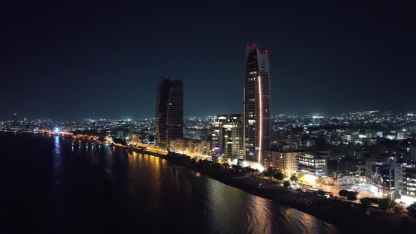 リマソルライト イルミネーションされた超高層ビルと現代建築ブリリアンスのキプロスの夜景 高品質の4K映像 — ストック動画