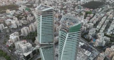 Kıbrıs Rum Kesimi 'nin Limasol kentinin hava manzarası. Şehrin merkezindeki yüksek binalar, deniz kenarındaki yol trafiği. Yüksek kalite 4k görüntü