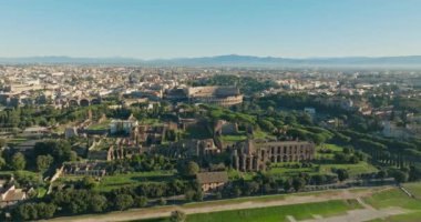 Apollo Palatinus 'un hava manzaralı tapınağı, Roma, İtalya. Şehir merkezinde mimarisi olan antik medeniyetlerin kalıntıları. Yüksek kalite 4k görüntü