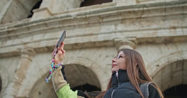 Женщина Туристка Фотографируется Фоне Колизея Риме Город Древней Архитектурой Является — стоковое видео