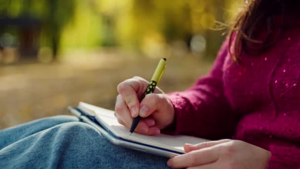 Close Uma Mão Mulheres Escrevendo Com Uma Caneta Caderno Parque — Vídeo de Stock