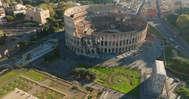 意大利罗马竞技场的空中景观 城市景观中的一座历史纪念碑 是古罗马文化和建筑废墟的旅游点 高质量的4K镜头 — 图库视频影像