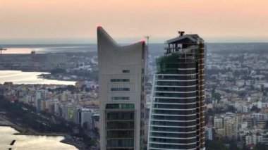 Kıbrıs Rum Kesimi 'nin hava manzaralı gün batımı. Akdeniz kıyısındaki güzel gökdelenler gibi. Yüksek kalite 4k görüntü