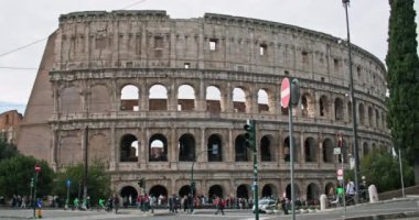 Roma 'yı Keşfeden: Eski Harikalar ve Çağdaş Görkemli Yolculuk. Yüksek kalite 4k görüntü