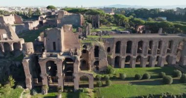 Palatine Hill 'in havadan görünüşü, Roma, İtalya. Başkentin tarihi turizm merkezindeki antik binaların kalıntıları. Yüksek kalite 4k görüntü