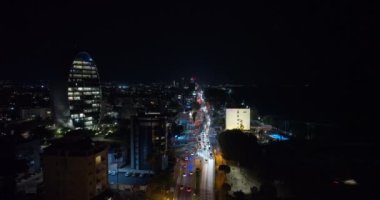 Limasol After Dark: Kıbrıs Metropolis 'in Hava İndirimleri, Parlayan Yüksek Binalar ve Gece Trafiği. Yüksek kalite 4k görüntü
