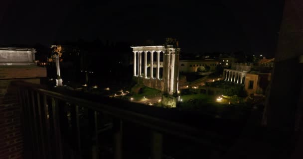 ローマの夜の街並み イタリア 古代の建築物は街灯で照らされた街の歴史的中心部の柱で遺跡を残しています 高品質の4K映像 — ストック動画