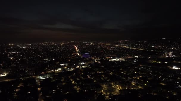 Nocturnal City Pulse Luchtverkenning Van Stedelijke Landschappen Verlicht Door Straatverlichting — Stockvideo