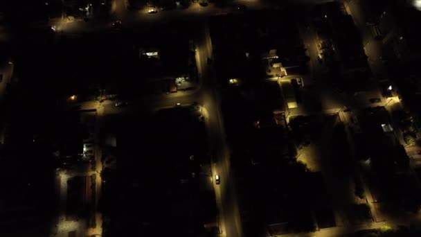午夜都市 关于黑暗后城市生活的空中视角 迷人的交通路线和街灯 高质量的4K镜头 — 图库视频影像