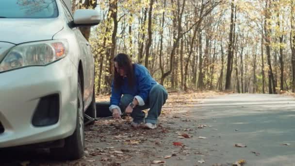 Roadside Resilience Modig Kvinna Tacklar Bilproblem Byta Däck Utmanande Resa — Stockvideo