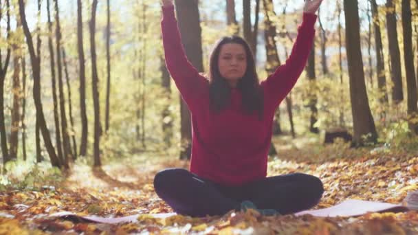 自体的阿莎娜 通过瑜珈在沙沙作响的叶子中制作一个健康的挂毯 高质量的4K镜头 — 图库视频影像