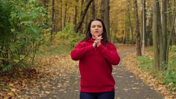 Piękna Biała Kobieta Rozgrzewa Się Przed Joggingiem Jesiennym Parku Dziewczyna — Wideo stockowe