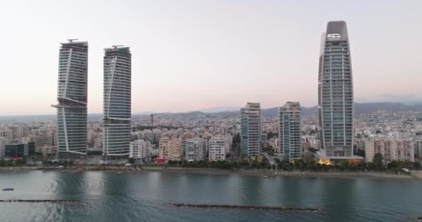 リマソルの高さ キプロスの近代都市建築とガラスの超高層ビスタ 高品質の4K映像 — ストック動画