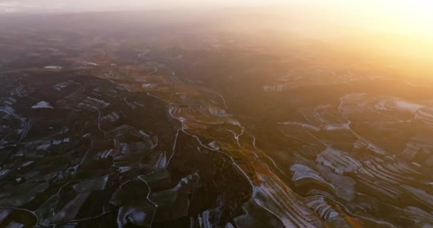 夜明けの高揚 山岳ワイナリーの上昇する太陽を捉える空中視点 高品質の4K映像 — ストック動画