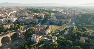 Palatine Hill ve Coliseum 'un havadan görünüşü, Roma, İtalya. Turist kasabasının merkezindeki antik Roma kültürünün kalıntıları. Yüksek kalite 4k görüntü