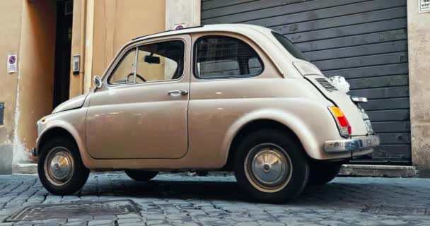 美しい車は イタリアのローマの狭い通りに駐車しました 高品質の4K映像 — ストック動画