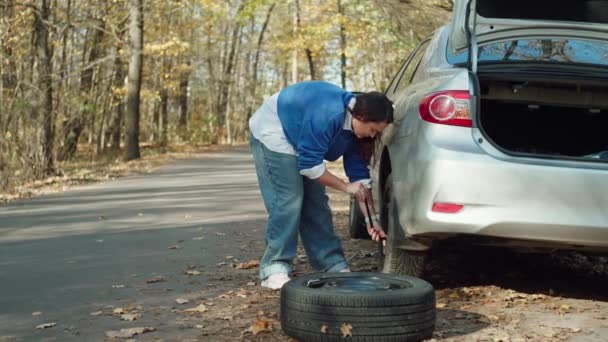 Reise Dilemma Mädchen Mit Auto Ärger Straßenrand Ersetzt Platten Reifen — Stockvideo
