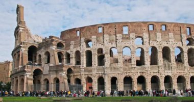 Roma Zamansız Büyüsü: Colosseum ve Cityscape Ancient Marvels ve Urban Elegance 'ın Sinematik Turu. Yüksek kalite 4k görüntü