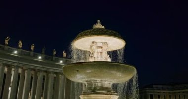 St. Peters Meydanı Gece Çeşmeleri, Roma, İtalya. Şehir merkezinin akşam caddelerinde eski binalar var. Yüksek kalite 4k görüntü