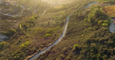 Sundown Harmony: Dağ Manzaralarında Günbatımı ve Şarap Yapımının Hava Görüntüleri. Yüksek kalite 4k görüntü