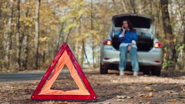 Unerwartete Hürden Gestresste Frau Sieht Sich Ärger Mit Dem Auto — Stockvideo