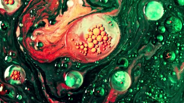 背景视频 红色和绿色液体流动的抽象运动 混合五彩缤纷的液体慢镜头 高质量的4K镜头 — 图库视频影像