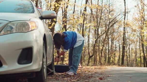 Fall Expedition Frustration Woman Anxiously Navigates Auto Breakdown Autumn Woods — Stok video