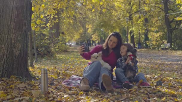 Happy Moments Life Family Takes Photo Pets Autumn Park Walks — Stockvideo
