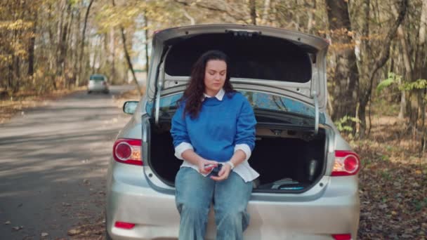 Autumn Roadside Drama Womans Tourist Adventure Amidst Car Troubles Yellow — Αρχείο Βίντεο