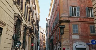 Şık Şehir Yolları: Roma Turistik Dar Sokaklar ve Mimari Zevkler. Yüksek kalite 4k görüntü