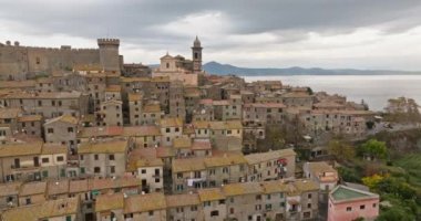 Braciano İtalya hava manzaralı. Dağın tepesindeki tarihi bir kasaba bir gölün kıyısında güzel bir manzarada eski evler ve antik mimariyle. Yüksek kalite 4k görüntü