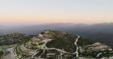 Mountain Twilight Vineyards: Highland Tarım Arasındaki Şarap Yapımının Hava Perspektifleri. Yüksek kalite 4k görüntü