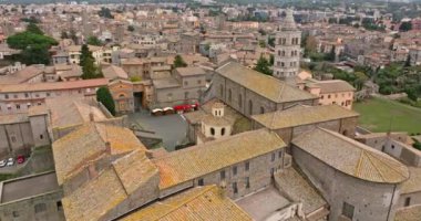 Viterbo İtalya 'nın hava manzaralı mimarisi. Turist kasabasının tarihi caddelerinde eski bir şatosu olan merkez antika meydanı. Yüksek kalite 4k görüntü