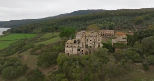 空中景观布拉西亚诺意大利 一座古城堡 有一座宫殿 座落在湖滨的群山中 古老的建筑高质量的4K镜头 — 图库视频影像