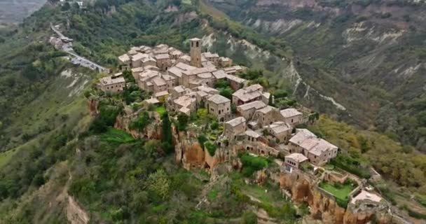 シビタ バグノレジオ イタリア 自然のカルスト風景 古い家の岩の上に古代建築を持つ村 高品質の4K映像 — ストック動画
