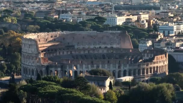 イタリアのローマのコロッセオの都市の風景の空想的な眺め ヨーロッパの観光首都で美しいアーチを持つローマ文明の円形劇場の古代の建築 高品質4Kについて — ストック動画