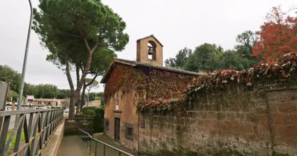 石の壁のある教会の古代鐘楼 イタリアの神殿 ヨーロッパ 高品質の4K映像 — ストック動画