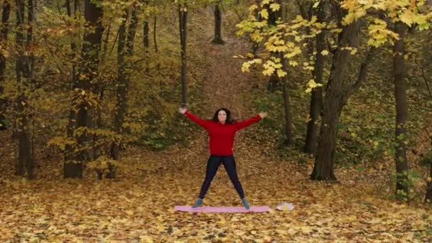 Goldene Blätter Goldene Momente Ein Yoga Refugium Für Fitness Und — Stockvideo