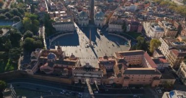 Piazza del Popolo 'nun havadan görünüşü, Roma, İtalya. Antik evler, sokaklar ve turizm merkezinin merkezinde büyük bir meydanı olan bir şehir. Yüksek kalite 4k görüntü