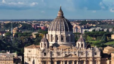 St. Peters Katedrali 'nin havadan görünüşü, Roma, İtalya. Vatikan 'ın arka planında kubbesi olan güzel bir katedral. Eski şehrin manzarası. Yüksek kalite 4k görüntü