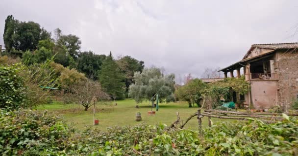 一个舒适的意大利庭院 有花园和老房子 Itilian村的风景 高质量的4K镜头 — 图库视频影像