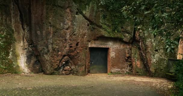 Drzwi Krajobrazowe Skale Piękne Skały Mech Starożytny Budynek Górach Wysokiej — Wideo stockowe
