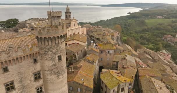 イタリアのブラッチャーノ城の空想的な眺め 古い通りとヨーロッパの湖の都市風景の城の塔を持つ古代の壁 高品質の4K映像 — ストック動画