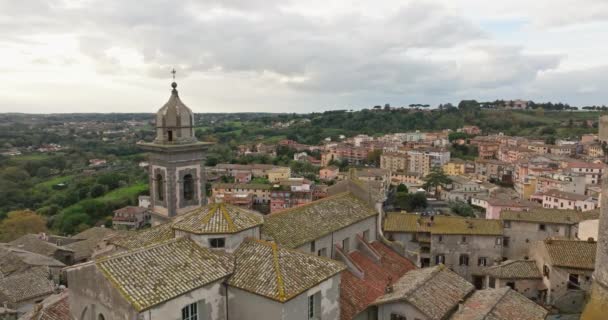 从空中俯瞰布拉基亚诺意大利一座古城的历史性大教堂 湖边有老房子 高质量的4K镜头 — 图库视频影像