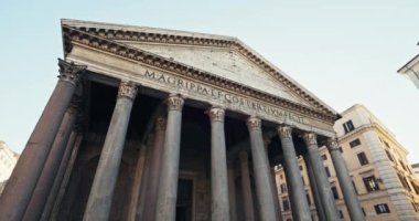 Pantheon Roma İtalya. Tarihi merkezde sütunları olan güzel mimari turistik binaların mimarisi. Yüksek kalite 4k görüntü