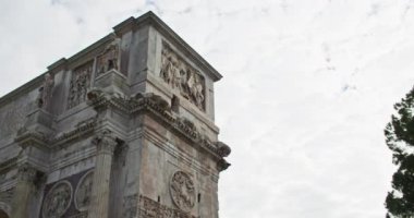 İtalya 'nın Konstantin Roma Kemeri. Tarihi bir turist kasabasının güzel antik mimarisi. Yüksek kalite 4k görüntü