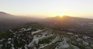 Şarap Hasadı Alacakaranlık: Dağ bağlarında Günbatımı ve Şarap Yapımı Hava Aracı Görüntüleri. Yüksek kalite 4k görüntü