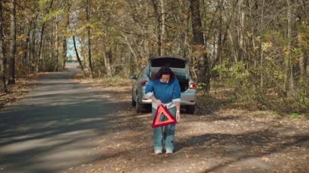 Žluté Listy Neštěstí Žena Turbulentní Prohlídka Auto Mishap Podzimním Lese — Stock video