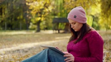 Autumnal Freelance Bliss: Uzaktan Uzaktan Doğa Kanvasında Köpek Refakatçileriyle Çalışmak. Yüksek kalite 4k görüntü